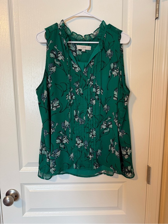 LOFT Tops - LOFT Emerald Green Floral Ruffled V-Neck Sleeveless Top